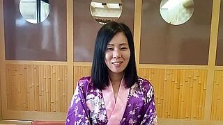 41 yaşında Japon bir kadın kocasını ve erkek arkadaşlarını para karşılığı seks yaparak aldatıyor. Asyalı bir kadın, siyah kıllı vajinası ve dövmesiyle seks yapmayı ve oral seks yapmayı seviyor. Ayakta köpek pozisyonunda mastürbasyon yapan MILF OSAKAPORN
